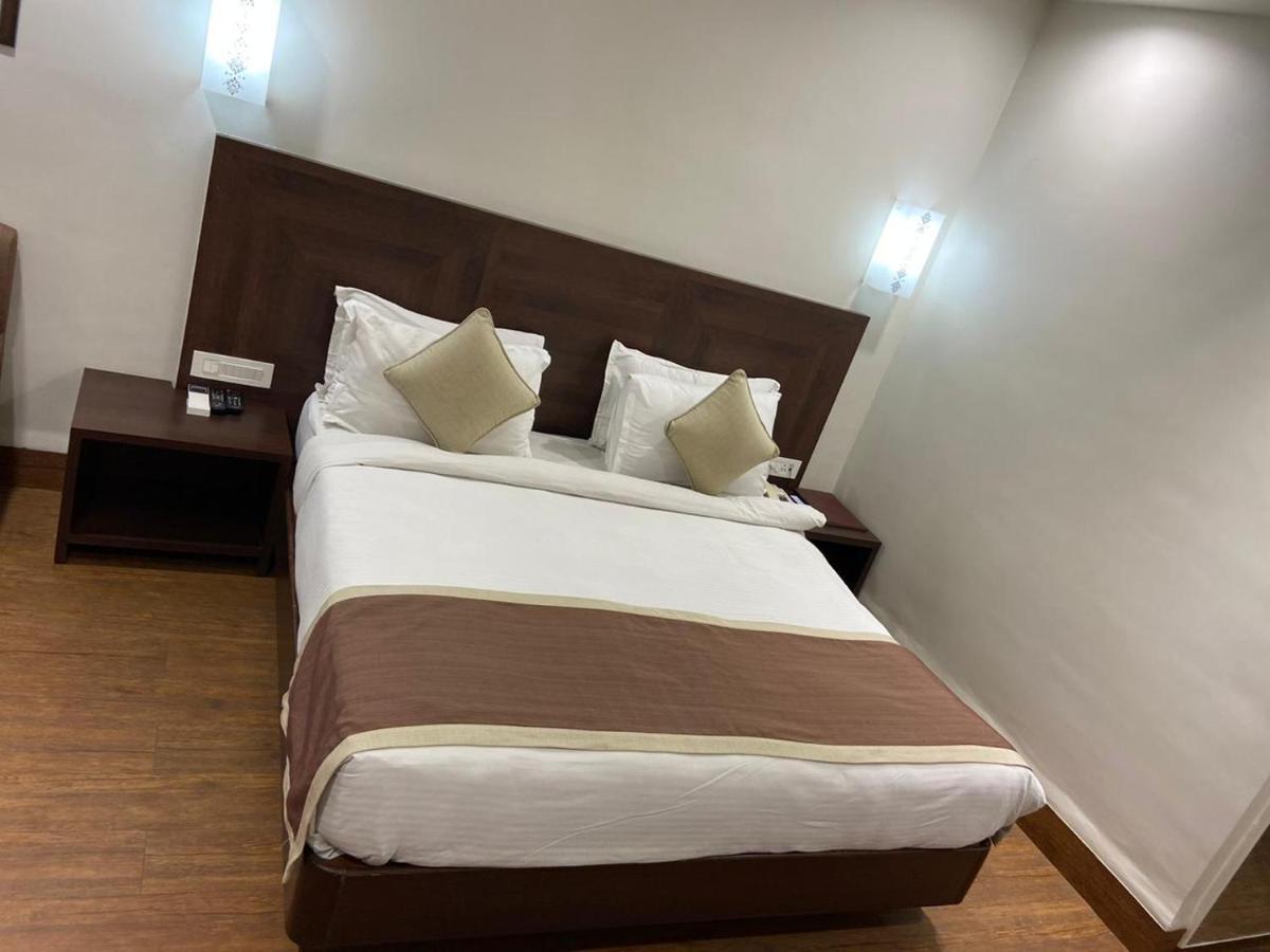 Chryso Hotels Pvt Ltd Ankleshwar ภายนอก รูปภาพ