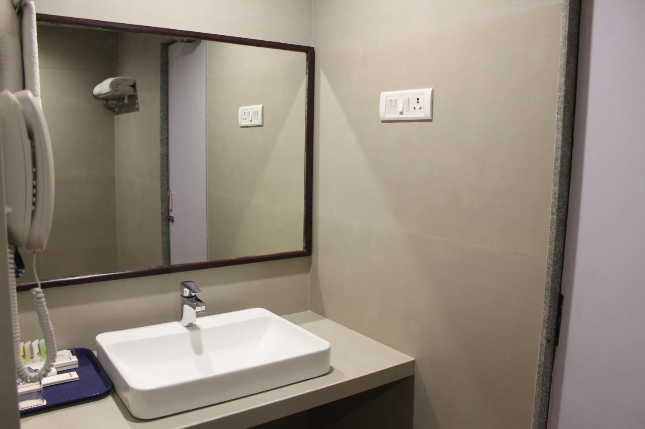 Chryso Hotels Pvt Ltd Ankleshwar ภายนอก รูปภาพ