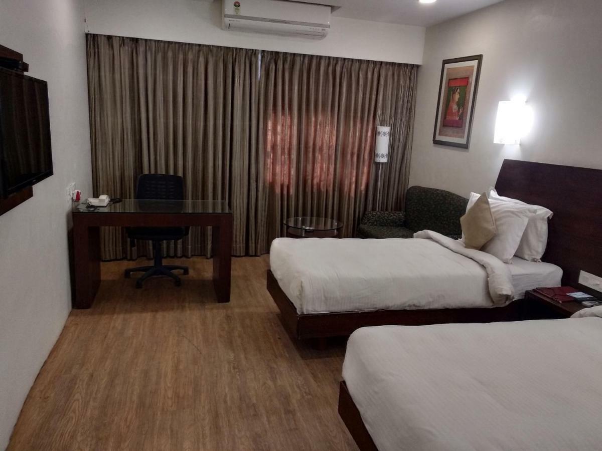 Chryso Hotels Pvt Ltd Ankleshwar ภายนอก รูปภาพ
