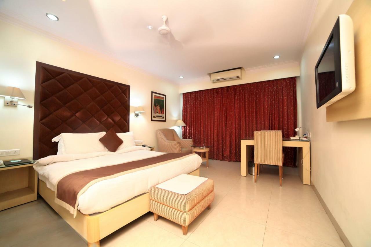 Chryso Hotels Pvt Ltd Ankleshwar ภายนอก รูปภาพ